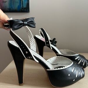 Pin up couture Black and White Bow-Accent Peep-Toe High Heels size 11